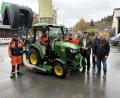 Bild: Marko Pammer
Die Mitarbeiter des Bauhofs freuen sich mit Bauhofleiter Rudi Scharf (vierter von rechts), Nabburgs Bürgermeister Frank Zeitler (dritter von rechts) und Josef Birner (rechts) über den neuen Traktor.