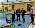 Bild: Daniel Weigl/Stadt Schwandorf
Die Reparatur des Hubbodens im Schwandorfer Hallenbad dauert rund eineinhalb Tage. Ab 3. November darf wieder gebadet werden. OB Andreas Feller (Zweiter von links) informiert sich über die Arbeiten.
