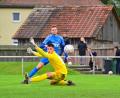 Bild: Thomas Schrems
Fabio Gadaletta (unten), Keeper des SV Mitterteich II, und sein Team hatten am Ende unglücklich das Nachsehen gegen Maximilian Träger (oben) und den TSV Thiersheim, der in dieser Szene zur 1:0-Führung für die Gäste trifft.