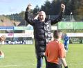 Bild: Hubert Ziegler
Tobias Rösl, Trainer DJK Ammerthal, hat derzeit gut jubeln: Sein Team geht als Tabellenführer in die zweite Halbserie.