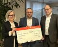 Bild: Melanie Burger-Hoffmann
Vorstandsmitglied Johann Zach (rechts) überreicht zusammen mit Kundenberaterin Monika Höllerer (links) einen symbolischen Spendenscheck in Höhe von 5.300,00 € an Waidhaus Ersten Bürgermeister Markus Bauriedl (Mitte).