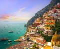Bild: Lina Harb (Shutterstock)
Farbenspiel über Positano – die Amalfiküste zeigt sich von ihrer schönsten Seite.