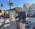 Bild: Lara Schmaus
Oberbürgermeister Andreas Feller demonstriert am Parkautomaten am Schwandorfer Marktplatz, wie künftig mit einem „Fünferl“ die Parkzeit flexibel verlängert werden kann.