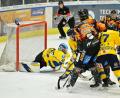 Bild: Hubert Ziegler
Alarmstufe Rot vor dem Kasten des EC Pfaffenhofen bei einem der vielen Powerplaysituationen im zweiten Drittel, doch Tom Berlin (3.v.l.) vergab eine Großchance für den ERSC Amberg.