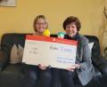 Bild: Andrea Storch-Mayerhofer
Gudrun Hagn übergibt eine großzügige Spende von 2000 EUR an Susanne Wagner, der Leitung des Hospiz Sankt Felix.
