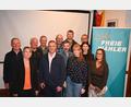 Bild: kki
Die Freien Wähler Pirk stellten den Bürgermeisterkandidat Dietmar Schaller (vorne Mitte) und die Kandidatenliste für die Kommunalwahl 2026 vor.
