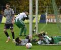 Bild: ham
Spieler im Tor, Ball nicht: Lukas Gradl (rechts) vom FC Wernberg kommt einen Tick zu spät und landet im Netz, während der Ball am Tor vorbeigeht. Macht nichts: Der FC Wernberg bezwang die SF Ursulapoppenricht klar mit 5:2.