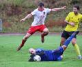 Bild: Dieter Jäschke
In dieser Szene konnte der Erbendorfer Keeper Michael Heisig gegen den Tabitzer Dominik Zawal (weißes Trikot) retten. Am Ende entschied die SpVgg Trabitz das Auswärtsspiel in Erbendorf aber trotzdem mit 3:0 für sich und bleibt so der ärgste Verfolger des SV 08 Auerbach.
