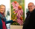 Bild: mab
Was sollte besser in die gärtnerische Landschaft eines Pflanzbetriebes, wie der Gärtnerei Ziereis passen, als ein farbenfrohes Gemälde einer "Echinacea purpurea"? Links die Künstlerin Marion Eschenbecher, rechts Gärtnermeister Hannes Ziereis, in dessen Räumen die Ausstellung stattfindet.