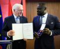 Bild: Bernd von Jutrczenka/dpa
Der frühere Fußball-Nationalspieler Gerald Asamoah (r) erhält von Bundespräsident Frank-Walter Steinmeier das Bundesverdienstkreuz.