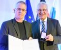 Bild: Bayerische Staatskanzlei
Der Bayerische Innenminister Joachim Herrmann überreicht Uwe Dressel (links) das Ehrenzeichen.