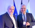 Bild: Timm Schamberger/Bayerische Staatskanzlei
Helmut Götz erhält die Ehrung von Bayerns Innenminister Joachim Herrmann.