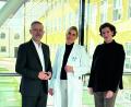 Bild: KNO AG
Vorstand Michael Hoffmann (links) und Ärztliche Direktorin Professor Dorothee Bremerich (rechts) heißen Dr. Wenke Finkenzeller (Mitte) herzlich willkommen.