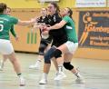 Bild: Hubert Ziegler
Hannah Nemeth (Mitte) von der HG Amberg wird in dieser Szene am Kreis von ihrer Gegenspielerin von der SG Rohr/Pavelsbach gehalten. Am Ende gewannen die Amberger Handballerinnen mit 30:18.