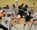 Archivbild: Hubert Ziegler
Für die Handballerinnen der HG Amberg (schwarze Trikots) ist der sportliche Abstieg aus der Bezirksoberliga fast besiegelt.
