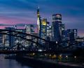 Bild: Boris Roessler/dpa
Die Lichter der Bankenskyline von Frankfurt leuchten in der Abendstimmung.