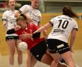 Bild: mhs
HSG-Akteurin Klaudia Mrveckova (rotes Trikot/Szene aus dem Spiel gegen Zirndorf) und ihre Teamkolleginnen besiegten den HC Sulzbach.