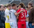 Bild: Heike Feiner/Eibner Pressefoto/dpa
Florian Niederlechner (TSV 1860 München) spricht nach dem Rassismus-Vorfall aufmunternd mit Justin Butler (FC Energie Cottbus).