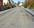Bild: jr
Über eine nagelneue Straße dürfen sich die Anwohner der Kanonikus-Mehler-Straße freuen, die ab sofort wieder für den Verkehr frei ist.