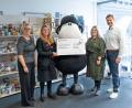 Bild: Sheepworld
Maskottchen "Sören" übergibt den symbolischen Scheck im Beisein von Melanie Greiner, Geschäftsführerin Sheepworld AG, Natascha Wolf, Vertreterin des SOS Kinderdorfs Immenreuth, Claudia Poppel Teamleitung Marketing und Thomas Schaller Geschäftsführer Sheepworld AG (von links).