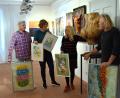 Bild: ubb
Das Aufbauteam des Kunstvereins mit Tom Brankovic, Kerstin Rumswinkel, Vorsitzender Petra Schicker und Bert Flor (von links) hat 43 Exponate im Hörsaal des Museumsquartiers platziert.