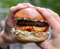 Bild: Jens Kalaene/dpa
Burger mit einem vegetarischen Patty belegt. (Archivbild)