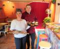 Bild: jbe
Serviceleitung Tanja Hammerschmidt (links) und Koch Jörg Hammerschmidt wollen die Gäste mit bayerischen und spanischen Tapas verwöhnen.