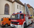 Bild: Tobias Gräf
Der Strahler ist am Kirchendach in 13 Meter Höhe montiert – ohne Drehleiter der Feuerwehr wäre eine sichere Reparatur nicht möglich.