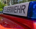 Bild: Pia Bayer
"Feuerwehr" ist auf dem Dach eines Einsatzfahrzeugs zu lesen. Der Schriftzug spiegelt sich im Schatten auf dem Autodach. (zu dpa: «Senior stirbt nach Brand in seiner Wohnung»)