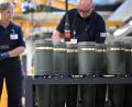 Bild: Wolf von Dewitz/dpa
Rheinmetall-Mitarbeiter sind im Werk Unterlüß mit dem Verschließen von 155-Millimeter-Artilleriegranaten beschäftigt. Die Nachfrage nach solcher Munition ist stark gestiegen. (Archivbild)