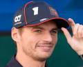 Bild: Fernando Llano/AP/dpa
Titelverteidiger Max Verstappen in der Rolle des Jägers - er bleibt entspannt.