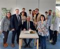 Bild: Gemeinde Speichersdorf
Innenminister Joachim Herrmann trägt sich ins Goldene Buch der Gemeinde Speichersdorf ein.