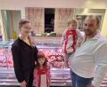 Bild: bl
Christina und Florian Schöberl, hier mit den Töchtern Anna (5) und Klara (14 Monate) wagen den Schritt zu einer weiteren Filiale, die Wernberg-Köblitz wieder eine Metzgerei im Ortskern beschert.