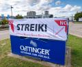 Bild: Peter Kneffel/dpa
Über Monate befehdeten sich bei der Großbrauerei Oettinger Gewerkschaft NGG und Geschäftsführung. (Archivbild)