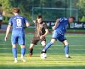 Bild: Dieter Jäschke
Eine Szene aus dem Hinspiel zwischen dem TSV Erbendorf (schwarze Trikots) und dem TSV Eslarn. Damals endete die Partie mit 5:0 für Erbendorf. Am kommenden Sonntag ist der TSV Eslarn auf Wiedergutmachung auf.