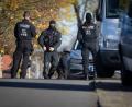Bild: Philip Dulian/dpa
Erneut durchsuchte die Polizei Häuser.