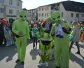 Archivbild: jr
Tausende Besucher verfolgten bei tollem Wetter den Mitterteicher Faschingsumzug in diesem Jahr und trafen dabei auch auf diese "Aliens". Für so manche Hingucker dürfte auch der 17. Mitterteicher Gaudiwurm am 14. Februar 2026 sorgen.