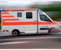Bild: Hendrik Schmidt/dpa-Zentralbild/dpa
Bei dem Betriebsunfall wird ein Mann schwer verletzt. Der Rettungsdienst bringt ihn in die Klinik. (Symbolbild)