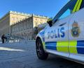 Bild: Steffen Trumpf/dpa
Ein Polizeiauto steht im Herzen von Stockholm vor dem Königsschloss. Nicht weit von dem Schloss entfernt befindet sich auch der Park Kungsträdgården. (Illustration)