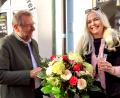 Bild: bkr
Mit einem Blumenstrauß wünschte zweiter Bürgermeister Hermann Schraml der Bürgermeisterkandidatin Daniela Wild viel Erfolg bei der Kommunalwahl in vier Monaten.