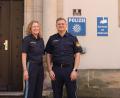 Bild: Polizeiinspektion Nabburg
Sabine Roidl, Chefin der Polizeiinspektion Nabburg, hieß ihren neuen Stellvertreter Markus Weber willkommen.