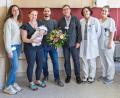 Bild: Michael Vogl
Freude über das 500. Baby des Jahres im Krankenhaus Schwandorf: Mama Theresa und Papa Manuel gemeinsam mit ihrem Sohn Enzo, umgeben von Hebamme Celine Michalke (von links), stellvertretenden Geschäftsführer Michael Enzmann, Chefärztin Dr. Susanne Merl und Stationsleitung Anna Prey.