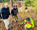 Bild: Karoline Gajeck-Scheuck
Das freiwillige Team vom Bergwaldprojekt mit dem Teamleiter Andreas Frieseke arbeitet unermüdlich zum Wohle aller und zur Freude von Maximilian Deget, stellvertretenden Technischen Leiter Stadtwerke Amberg und Martin Seits, Leiter des Forstamtes der Stadt Amberg.