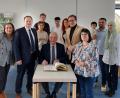 Bild: Gemeinde Speichersdorf
Innenminister Joachim Herrmann trägt sich ins Goldene Buch der Gemeinde Speichersdorf ein.