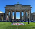 Bild: Jordan Raza/dpa
Am Brandenburger Tor ist ein Flag-Football-Field aufgebaut.