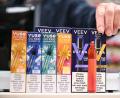 Bild: Wolf von Dewitz/dpa
Sie sind bunt designt und haben Geschmacksrichtungen wie „Watermelon Ice“ oder „Classic Mint“: Einweg-E-Zigaretten von Philip Morris (Marke Veev) und British American Tobacco (Vuse).