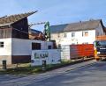Bild: ld
Der Abriss des Stalles am ehemaligen Lindner-Anwesen wird das Ortsbild am unteren Ende der Fichtelberger Straße gravierend - wenn auch nur vorübergehend - verändern. Das Wohnhaus bleibt bestehen und soll umgebaut werden. Der Förderbescheid wird bald erwartet.