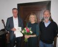 Bild: fg
Bürgermeister Hermann Falk und Personalratsvorsitzender Christian Horn gratulieren Evelyn Högl zum 40 -jährigen Dienstjubiläum-