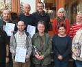 Bild: gf
Gebietsleiter Navid Hussain (links, vorne) und Betriebsratsvorsitzender Andreas Kehl (hinten, Mitte) dankte den langjährigen Zeitungszusteller (von links, vorne) Alexander Wendel, Kirsten Goldbach, Rosi Mutzbauer, Karin Flierl, (von links, hinten) Thomas Kummer, Gerhard Herbst, Roswitha Maul und Betti Kellermann.