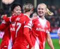 Bild: Sven Hoppe/dpa
Pernille Harder (r) traf für die Bayern-Fußballerinnen beim 4:0 gegen Union.